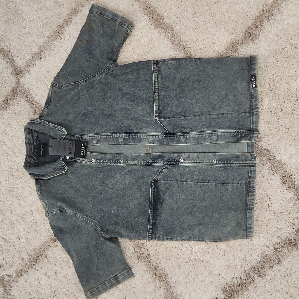 NWT (New With Tags) Mens NVLTY Short Sleve Denim Shirt Size Large